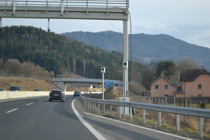 Drum național care traversează dealuri împădurite