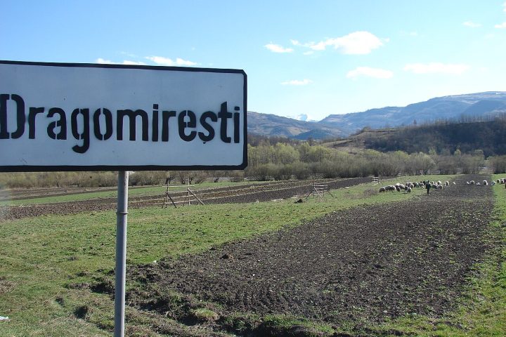 Intrarea în orașul Dragomirești, județul Maramureș