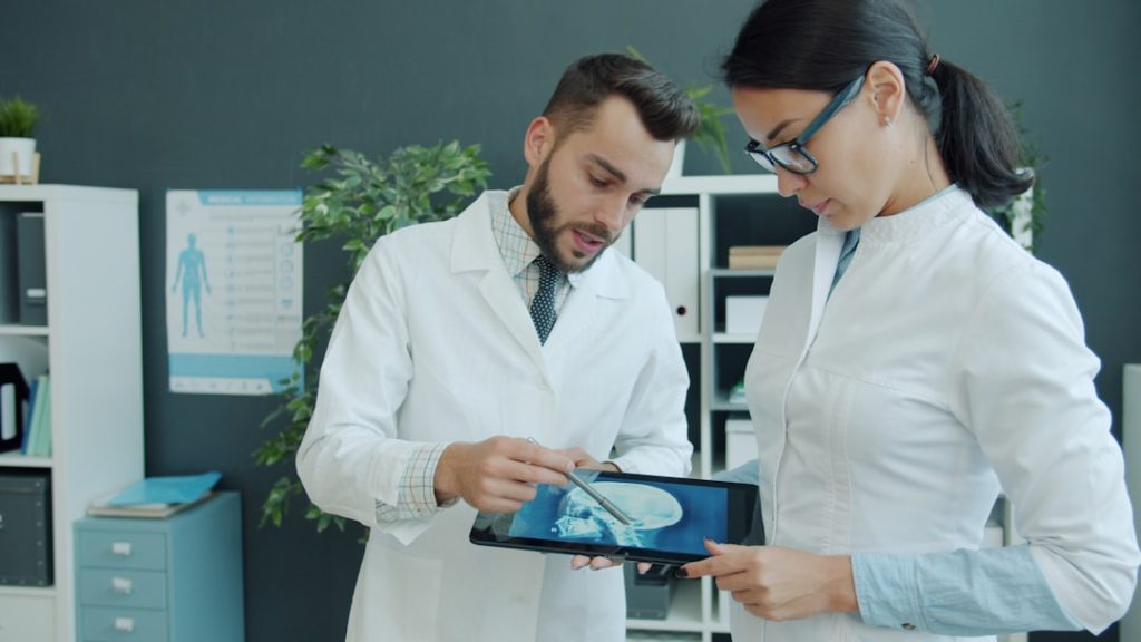 Doi medici analizează o investigație imagistică