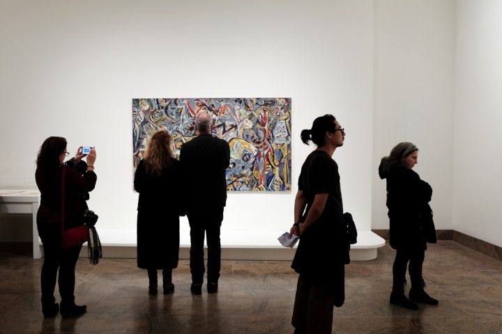 Public la vernisajul unei expoziții