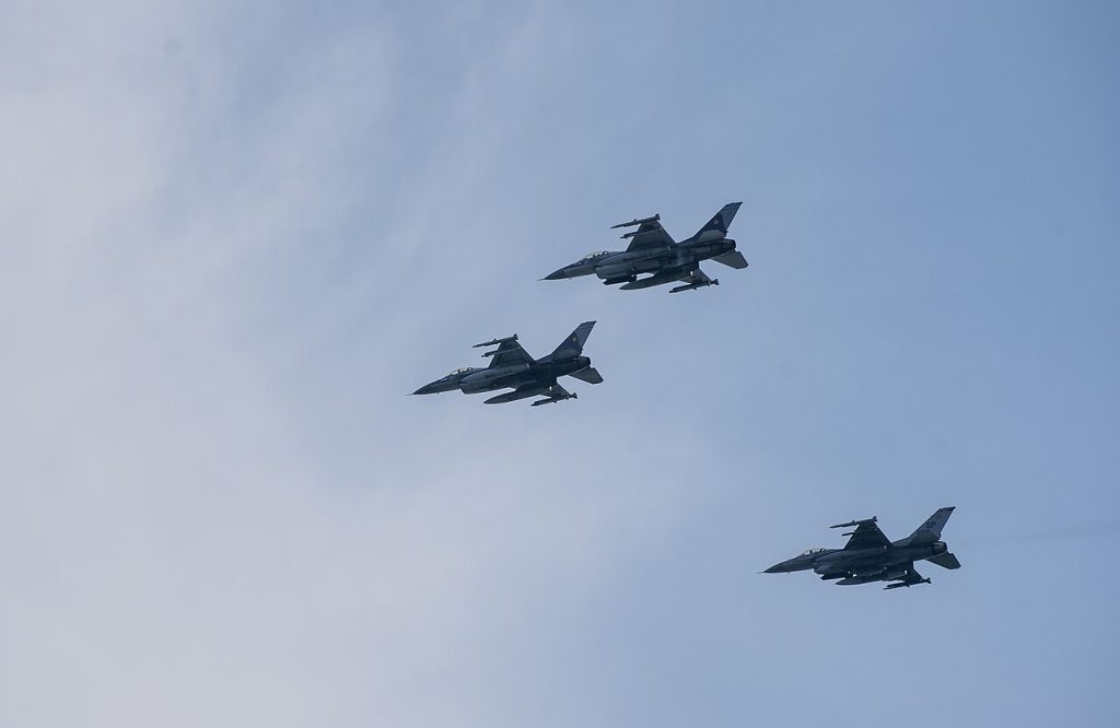 Avioane F-16 ale Forțelor Aeriene Române în zbor de formație