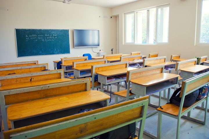 Elevi într-o sală de clasă