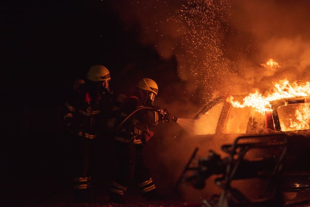 Pompieri intervenind la stingerea unui incendiu