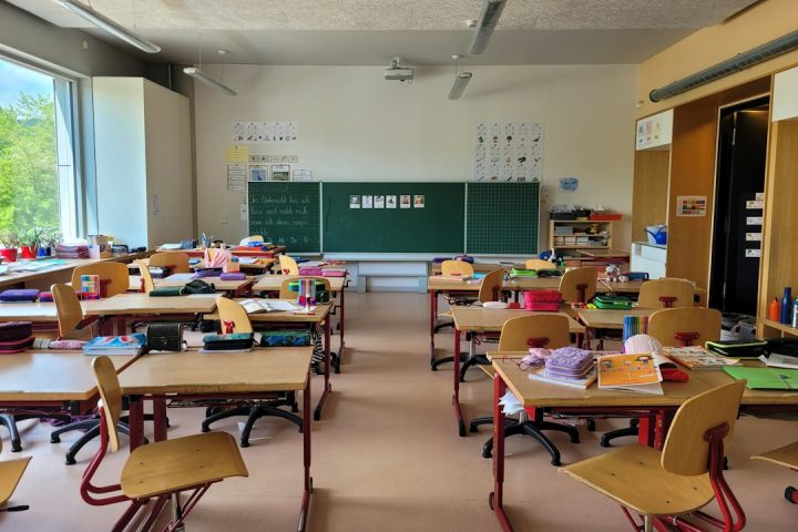 Sală de clasă cu bănci de școală