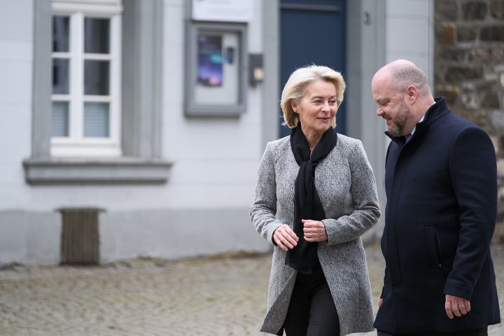 Ursula von der Leyen und Michael Ziemons während der Karlspreisverleihung 2026