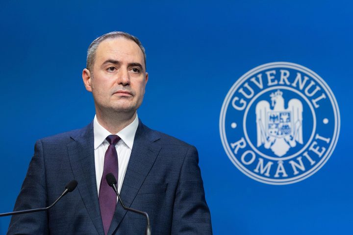 Alexandru Nazare speaking at a press briefing at the Government of Romania.
