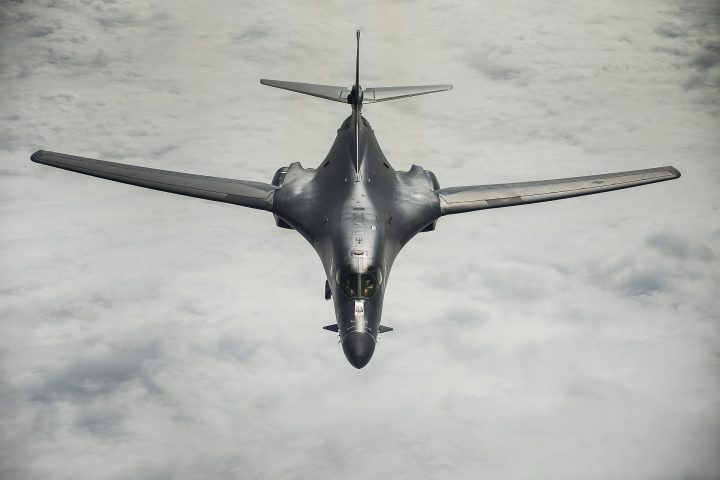 B-1B Lancer ВВС США 37-й экспедиционной бомбардировочной эскадрильи с авиабазы Эллсуорт, Южная Каролина, пролетает над Восточно-Китайским морем, 9 января 2018 г