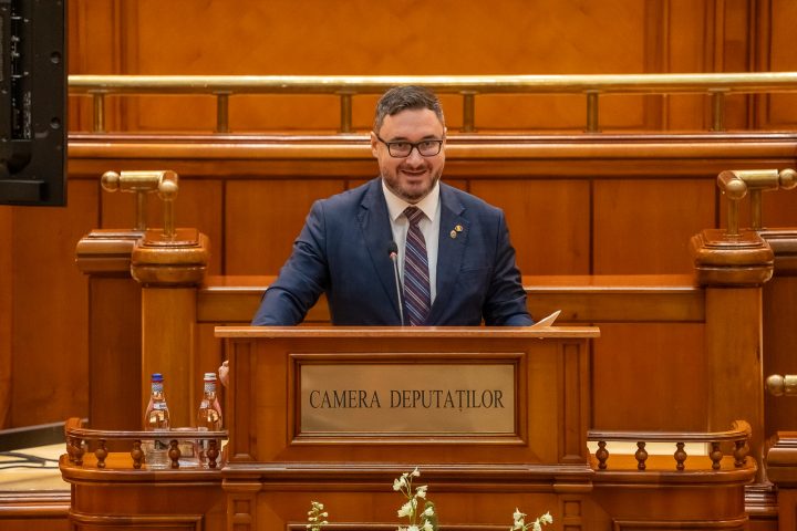 Dan Tanasă depunând jurământul în Camera Deputaților, 21 decembrie 2024