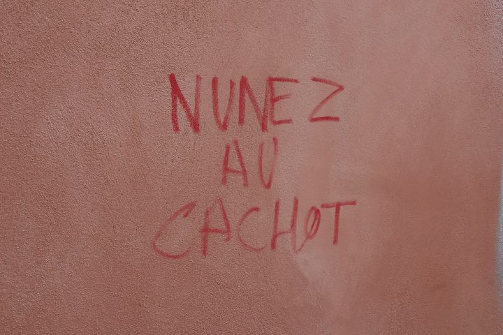 Graffiti « Nuñez au cachot », rue des Pruniers à Paris.
