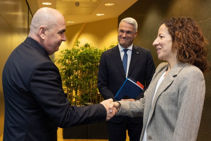 In the foreground: handshake between Ilie Bolojan, on the left, and Roxana Mînzatu. And, in the background: Dragoș Pîslaru, Romanian Minister for Investments an